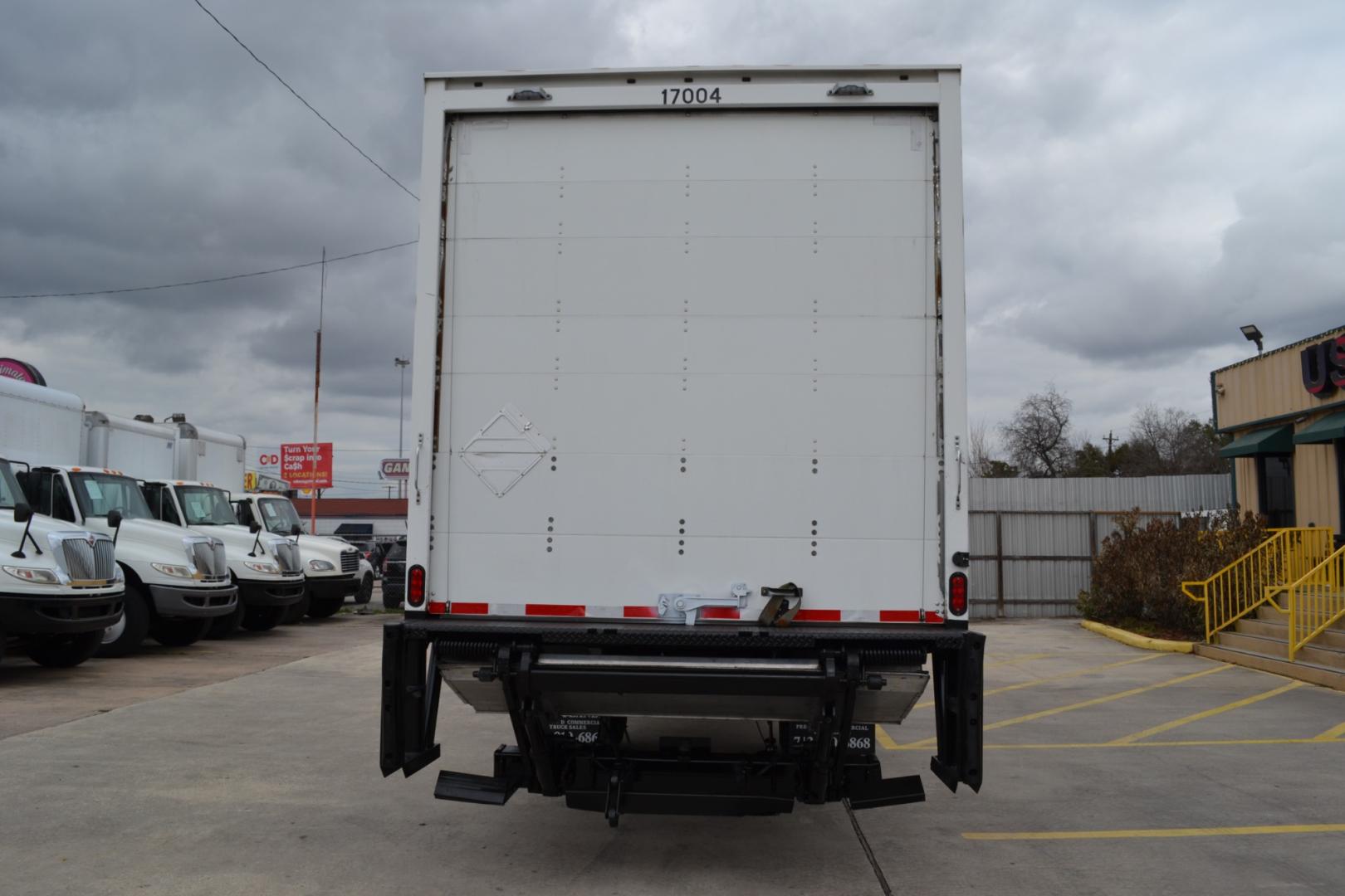 2018 WHITE /GRAY INTERNATIONAL 4400 with an CUMMINS L9 8.9L 300HP engine, ALLISON 3000HS AUTOMATIC transmission, located at 9172 North Fwy, Houston, TX, 77037, (713) 910-6868, 29.887470, -95.411903 - Photo#5